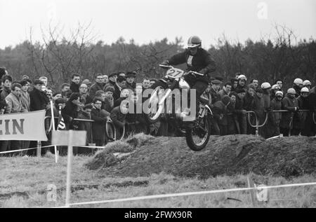 Ouverture de la saison Motorcross et de la coupe des pays-Bas contre la Belgique, Rob Selling (numéro 14), Van Ham (numéro 32), 24 février 1962, MOTORCROSS, ouvertures, Pays-Bas, Agence de presse du XXe siècle photo, nouvelles à retenir, documentaire, photographie historique 1945-1990, histoires visuelles, L'histoire humaine du XXe siècle, immortaliser des moments dans le temps Banque D'Images