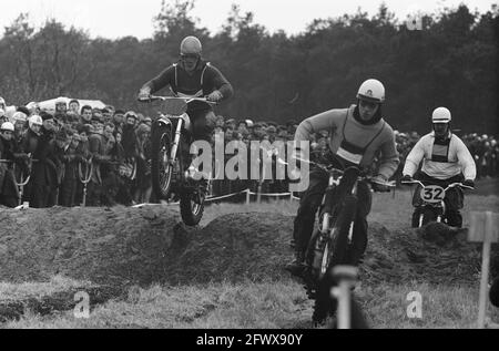 Ouverture de la saison Motorcross et de la coupe des pays-Bas contre la Belgique, Rob Selling (numéro 14), Van Ham (numéro 32), 24 février 1962, MOTORCROSS, ouvertures, Pays-Bas, Agence de presse du XXe siècle photo, nouvelles à retenir, documentaire, photographie historique 1945-1990, histoires visuelles, L'histoire humaine du XXe siècle, immortaliser des moments dans le temps Banque D'Images