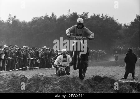 Ouverture de la saison Motorcross et de la coupe des pays-Bas contre la Belgique, Rob Selling (numéro 14), Van Ham (numéro 32), 24 février 1962, MOTORCROSS, ouvertures, Pays-Bas, Agence de presse du XXe siècle photo, nouvelles à retenir, documentaire, photographie historique 1945-1990, histoires visuelles, L'histoire humaine du XXe siècle, immortaliser des moments dans le temps Banque D'Images