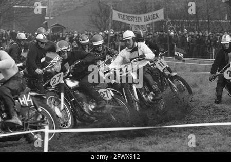 Ouverture de la saison Motorcross et de la coupe des pays-Bas contre la Belgique, Rob Selling (numéro 14), Van Ham (numéro 32), 24 février 1962, motocross, sports automobiles, Sports, pays-Bas, agence de presse du XXe siècle photo, news to remember, documentaire, photographie historique 1945-1990, histoires visuelles, L'histoire humaine du XXe siècle, immortaliser des moments dans le temps Banque D'Images