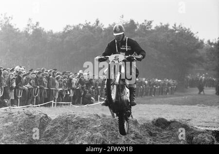 Ouverture de la saison Motorcross et de la coupe des pays-Bas contre la Belgique, Rob Selling (numéro 14), Van Ham (numéro 32), 24 février 1962, MOTORCROSS, ouvertures, Pays-Bas, Agence de presse du XXe siècle photo, nouvelles à retenir, documentaire, photographie historique 1945-1990, histoires visuelles, L'histoire humaine du XXe siècle, immortaliser des moments dans le temps Banque D'Images