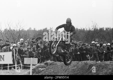 Ouverture de la saison Motorcross et de la coupe des pays-Bas contre la Belgique, Rob Selling (numéro 14), Van Ham (numéro 32), 24 février 1962, MOTORCROSS, ouvertures, Pays-Bas, Agence de presse du XXe siècle photo, nouvelles à retenir, documentaire, photographie historique 1945-1990, histoires visuelles, L'histoire humaine du XXe siècle, immortaliser des moments dans le temps Banque D'Images