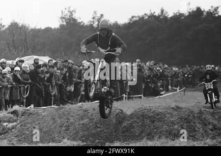 Ouverture de la saison Motorcross et de la coupe des pays-Bas contre la Belgique, Rob Selling (numéro 14), Van Ham (numéro 32), 24 février 1962, MOTORCROSS, ouvertures, Pays-Bas, Agence de presse du XXe siècle photo, nouvelles à retenir, documentaire, photographie historique 1945-1990, histoires visuelles, L'histoire humaine du XXe siècle, immortaliser des moments dans le temps Banque D'Images