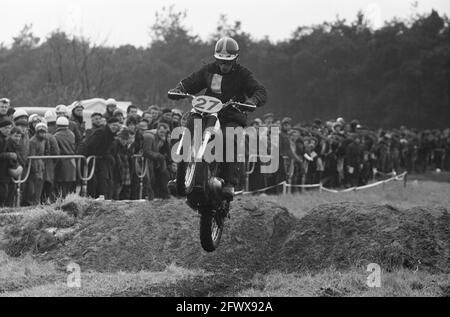 Ouverture de la saison Motorcross et de la coupe des pays-Bas contre la Belgique, Rob Selling (numéro 14), Van Ham (numéro 32), 24 février 1962, MOTORCROSS, ouvertures, Pays-Bas, Agence de presse du XXe siècle photo, nouvelles à retenir, documentaire, photographie historique 1945-1990, histoires visuelles, L'histoire humaine du XXe siècle, immortaliser des moments dans le temps Banque D'Images