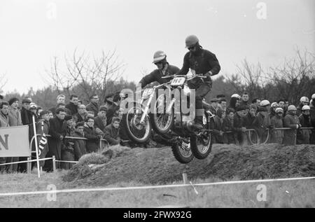 Ouverture de la saison Motorcross et de la coupe des pays-Bas contre la Belgique, Rob Selling (numéro 14), Van Ham (numéro 32), 25 février 1962, MOTORCROSS, ouvertures, Pays-Bas, Agence de presse du XXe siècle photo, nouvelles à retenir, documentaire, photographie historique 1945-1990, histoires visuelles, L'histoire humaine du XXe siècle, immortaliser des moments dans le temps Banque D'Images