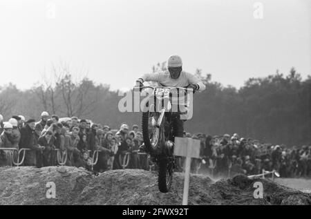 Ouverture de la saison Motorcross et de la coupe des pays-Bas contre la Belgique, Rob Selling (numéro 14), Van Ham (numéro 32), 24 février 1962, MOTORCROSS, ouvertures, Pays-Bas, Agence de presse du XXe siècle photo, nouvelles à retenir, documentaire, photographie historique 1945-1990, histoires visuelles, L'histoire humaine du XXe siècle, immortaliser des moments dans le temps Banque D'Images