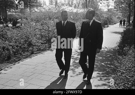 Ouverture de la conférence de l'OTAN à la Haye, Schroder et prof. Carstens, 12 mai 1964, pays-Bas, agence de presse du XXe siècle photo, news to remember, documentaire, photographie historique 1945-1990, histoires visuelles, L'histoire humaine du XXe siècle, immortaliser des moments dans le temps Banque D'Images