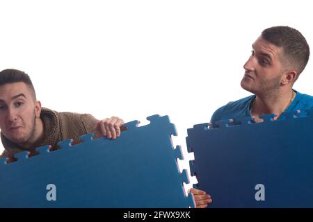 Puzzle de tapis Tatami bleu pour jeunes hommes - isolé Arrière-plan blanc Banque D'Images