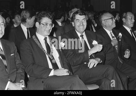 Ouverture du Centre des pièces automobiles de Nissan, du maire Van Thijn, du premier ministre Lubbers, d'Akiyamo (ambassadeur du Japon) et de M. Kume (prés. Nissan), 4 octobre 1985, ouvertures, ambassadeurs, Maires, pays-Bas, Agence de presse du XXe siècle photo, nouvelles à retenir, documentaire, photographie historique 1945-1990, histoires visuelles, L'histoire humaine du XXe siècle, immortaliser des moments dans le temps Banque D'Images