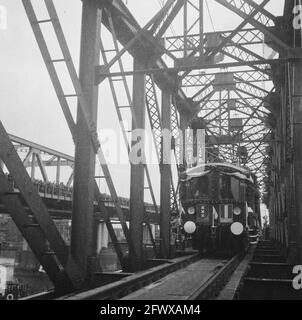 Ouverture du pont ferroviaire sur l'Oude Maas entre Dordrecht et Zwijndrecht, 15 juillet 1946, ouvertures, ponts ferroviaires, Pays-Bas, Agence de presse du XXe siècle photo, nouvelles à retenir, documentaire, photographie historique 1945-1990, histoires visuelles, L'histoire humaine du XXe siècle, immortaliser des moments dans le temps Banque D'Images