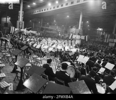 Concert de promenade par des groupes militaires de marche dans le Bernhardhal à Utrecht, 25 novembre 1960, CORPS MUSICAUX, pays-Bas, agence de presse du xxe siècle photo, nouvelles à retenir, documentaire, photographie historique 1945-1990, histoires visuelles, L'histoire humaine du XXe siècle, immortaliser des moments dans le temps Banque D'Images