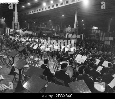 Concert de promenade par des groupes militaires de marche dans le Bernhardhal à Utrecht, 25 novembre 1960, CORPS MUSICAUX, pays-Bas, agence de presse du xxe siècle photo, nouvelles à retenir, documentaire, photographie historique 1945-1990, histoires visuelles, L'histoire humaine du XXe siècle, immortaliser des moments dans le temps Banque D'Images