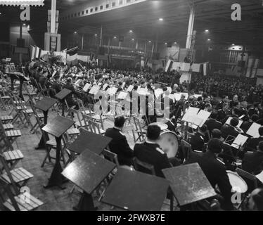 Concert de promenade par des groupes militaires de marche dans le Bernhardhal à Utrecht, 25 novembre 1960, CORPS MUSICAUX, pays-Bas, agence de presse du xxe siècle photo, nouvelles à retenir, documentaire, photographie historique 1945-1990, histoires visuelles, L'histoire humaine du XXe siècle, immortaliser des moments dans le temps Banque D'Images