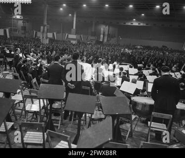 Concert de promenade par des groupes militaires de marche dans le Bernhardhal à Utrecht, 25 novembre 1960, CORPS MUSICAUX, pays-Bas, agence de presse du xxe siècle photo, nouvelles à retenir, documentaire, photographie historique 1945-1990, histoires visuelles, L'histoire humaine du XXe siècle, immortaliser des moments dans le temps Banque D'Images