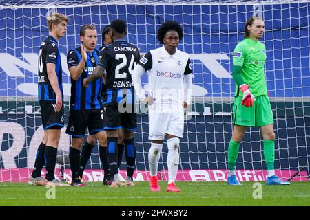 BRUGGE, BELGIQUE - MAI 23: Ruud Vormer du Club Brugge célèbre après avoir marquant son premier but avec Charles de Ketelaere du Club Brugge, Stefano D Banque D'Images