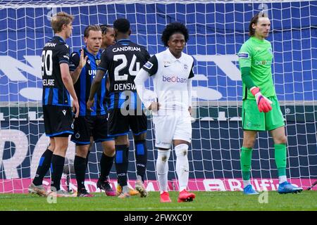 BRUGGE, BELGIQUE - MAI 23: Ruud Vormer du Club Brugge célèbre après avoir marquant son premier but avec Charles de Ketelaere du Club Brugge, Stefano D Banque D'Images