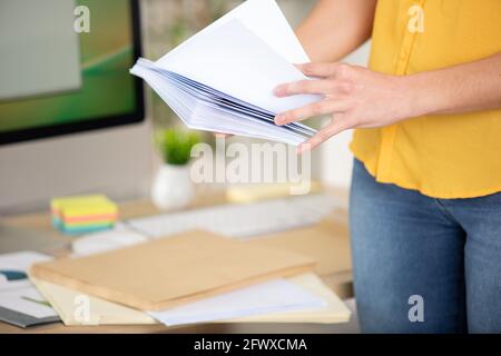 femme d'affaires tenant une pile de documents Banque D'Images