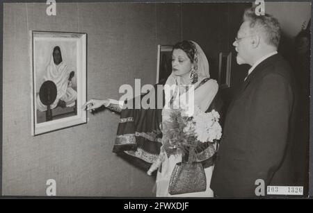 Ouverture de l'exposition du peintre pakistanais Esmet Rahim à l'Institut Royal Tropical par l'ambassadeur du Pakistan, Begum Liaquat Ali Khan ( Banque D'Images