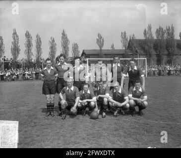 Promotion Match 2e classe ÉBH-DHC 2-4. Équipe d'ÉBOH de Dordrecht, 24 mai 1951, équipes, portraits de groupe, Sports, football, pays-Bas, 20e siècle Banque D'Images