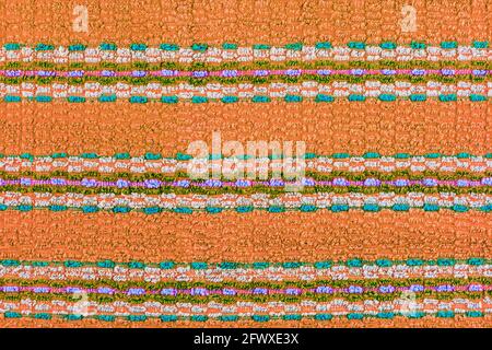 serviette bleue turquoise ancienne avec bandes décoratives horizontales - fond plat et texture. Banque D'Images
