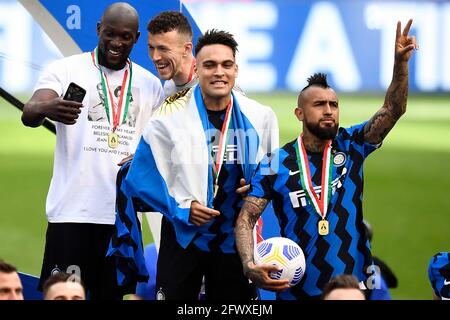 Milan, Italie. 23 mai 2021. (G-D): Romelu Lukaku, Ivan Perisic, Lautaro Martinez et Arturo Vidal célèbrent lors de la cérémonie de remise des prix après le Serie UN match de football entre le FC Internazionale et Udinese Calcio. Le FC Internazionale a remporté 5-1 victoires sur Udinese Calcio. Credit: Nicolò Campo/Alay Live News Banque D'Images