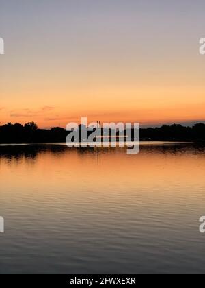 Belle vue sur un lac étincelant sous le coucher du soleil Banque D'Images