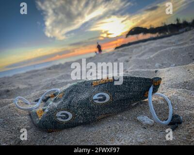 Masque trouvé jonché sur une plage de l'ala moana à Oahu, Hawaï Banque D'Images