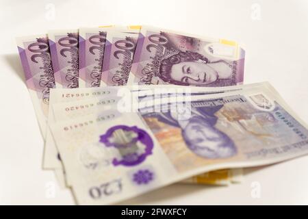 pile de livres sterling 20 £ sur fond blanc Banque D'Images