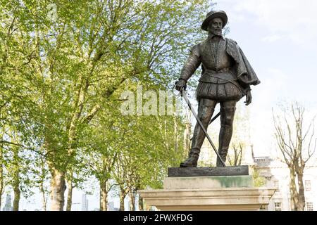 Statue de sir Walter Raleigh, ANCIEN ROYAL NAVAL COLLEGE, Greenwich, Londres, Angleterre, Royaume-Uni, ROYAUME-UNI Banque D'Images