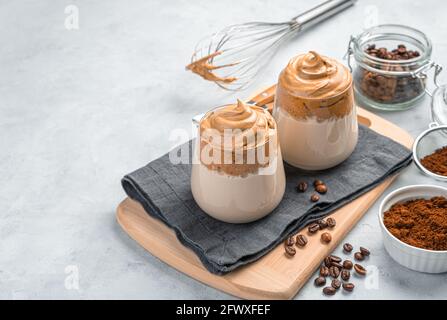 Dessert au café, mousse fouettée et lait sur fond gris. Une boisson traditionnelle coréenne. Banque D'Images