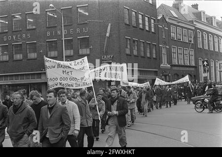 Mars de protestation travailleurs de la construction de la Haye, la procession avec bannière, 16 mars 1967, marches de protestation, SPANDOEKEN, Travailleurs, pays-Bas, 20e cent Banque D'Images