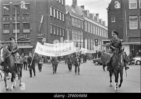 Mars de protestation travailleurs de la construction de la Haye, la procession avec bannière, 16 mars 1967, marches de protestation, SPANDOEKEN, Travailleurs, pays-Bas, 20e cent Banque D'Images
