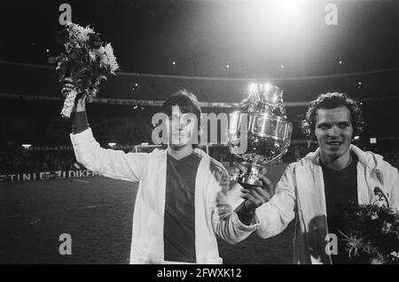 PSV contre Roda JC (finale coupe KNVB) ; XX avec la coupe, Right van de Kerkhof, 7 avril 1976, sports, football, pays-Bas, agence de presse du xxe siècle Banque D'Images