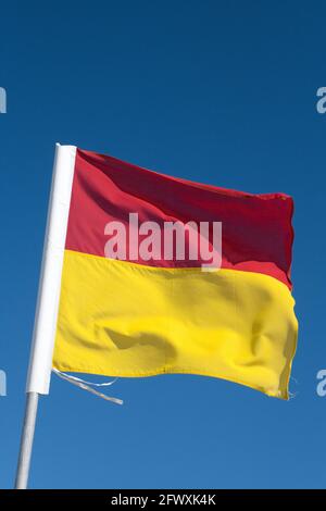 Drapeau de sécurité volant sur une plage sur la Gold Coast dans le Queensland en Australie. Les drapeaux indiquent que la zone est sûre pour la natation. Banque D'Images