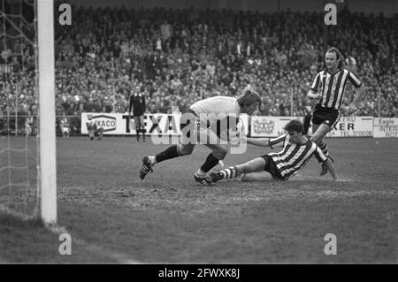 Le gardien de but du PSV Doesburg plonge au bal, (au centre) Lengkeek et Loggie (Sparta), 22 novembre 1981, sports, football, pays-Bas, presse du 20e siècle ag Banque D'Images