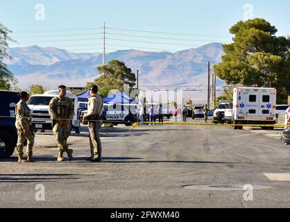 Las Vegas, Nevada, États-Unis. Le 24 mai 2021 - Las Vegas, Nevada - un « avion exploité par un entrepreneur qui a pris le départ de la base aérienne de Nellis s'est écrasé vers 14 h 30 le 24 mai à l'extérieur de la limite sud de la base ». Des équipes de Nellis AFB, du Service des incendies du comté de Clark et de la police métropolitaine de Las Vegas étaient sur place. Les « unités centrales » du LVMPD répondent également. Crédit : Ken Howard/Alay Live News Banque D'Images