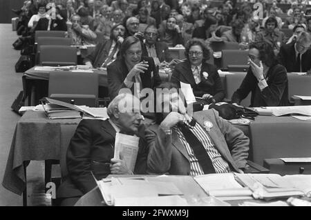 Congrès PvdA à la Haye , Den Uyl et Van der Louw , contexte Van Mierlo et Mme Den Uyl, 6 octobre 1972, congrès, politiciens, pa politique Banque D'Images