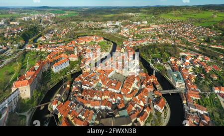 Vue imprenable sur la vieille ville de Cesky Krumlov et la rivière Vltava, République tchèque Banque D'Images