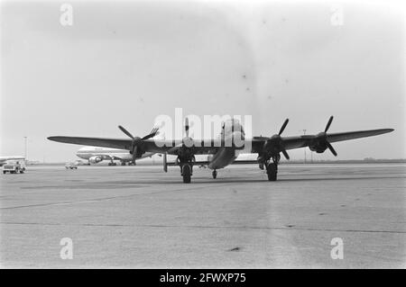 Ancien avion RAF à l'aéroport de Schiphol; Lancaster à l'aéroport de Schiphol, 5 mai 1976, jour de la libération, pays-Bas, agence de presse du xxe siècle photo, ne Banque D'Images