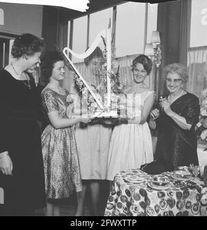 Réception Rosa Spier (70e anniversaire) dans le pavillon Apollo. Offre de harpe miniature. Left PHIA Berghout, 7 novembre 1961, offres, harps, miniatures, Banque D'Images