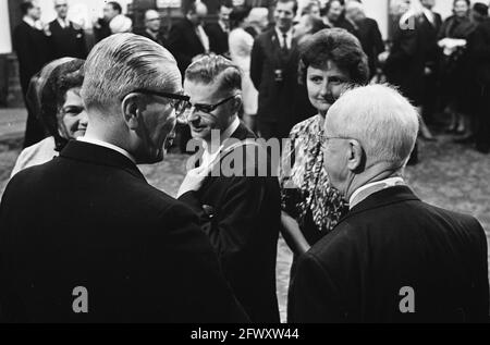 Réception pour les Hollandais américains à Ridderzaal à la Haye, à droite M. A. C. W. Beerman, en conversation avec un groupe d'Américains Hollandais, avril 29 Banque D'Images