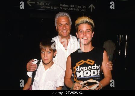 Tony Curtis et ses fils Nicholas et Benjamin 1985 crédit: Ralph Dominguez/MediaPunch Banque D'Images