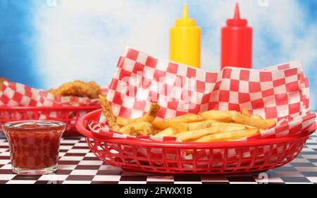 Filets de poulet avec toast au restaurant Retro Diner sur table Banque D'Images