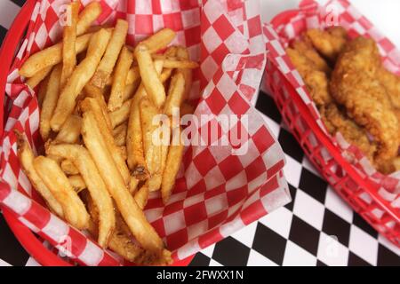 Filets de poulet avec toast au restaurant Retro Diner sur table Banque D'Images