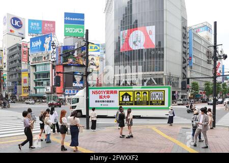 Tokyo, Japon. 24 mai 2021. « la variation du coronavirus N501Y se propage, veuillez vous abstenir de sortir ! » Est écrit sur un camion organisé par le Gouvernement de la ville de Tokyo pour informer le public des dangers actuels de la pandémie Covid-19. Quatre de ces camions font des tours autour de la station Shibuya chaque jour pendant l'état d'urgence à Tokyo.le gouvernement de la ville de Tokyo informe le public sur le danger continu de la pandémie du coronavirus et de la nouvelle mutation Covid-19 pendant l'état d'urgence à Tokyo Credit: SOPA Images Limited/Alamy Live News Banque D'Images