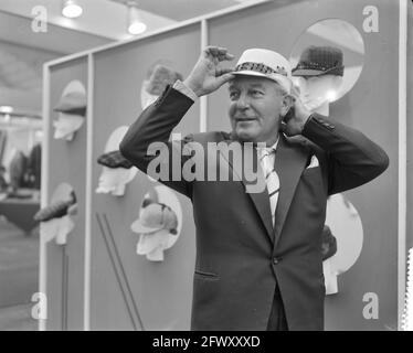 Ouverture de la 15ème Foire de la mode masculine dans la RAI Mathieu van Eysden montre la dernière Cap mode Panama Cap, 12 septembre 1960, ouvertures, les pays-Bas Banque D'Images