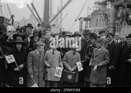 Ouverture de la ligne de service de ferry Hook of Holland-Harwich [Dr. Anton Philips avec sa femme parmi d'autres passagers et enfants avec des drapeaux Philips], 1er novembre Banque D'Images