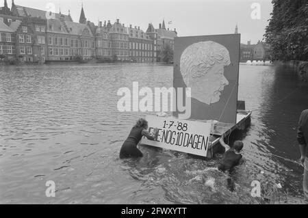 Protester contre le rejet de déchets de plâtre par les organisations environnementales; effigé de plâtre par le ministre Smit Kroes à la Hofvijver, la Haye, le 21 juin 19 Banque D'Images