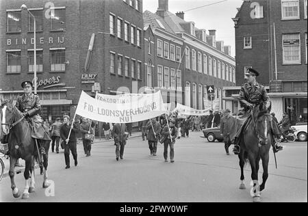 Mars de protestation travailleurs de la construction de la Haye, la procession avec bannière, 16 mars 1967, marches de protestation, SPANDOEKEN, Travailleurs, pays-Bas, 20e cent Banque D'Images