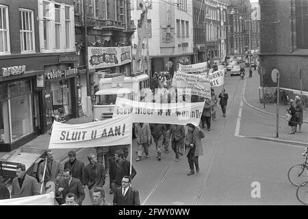 Mars de protestation travailleurs de la construction de la Haye, la procession avec bannière, 16 mars 1967, marches de protestation, SPANDOEKEN, Travailleurs, pays-Bas, 20e cent Banque D'Images